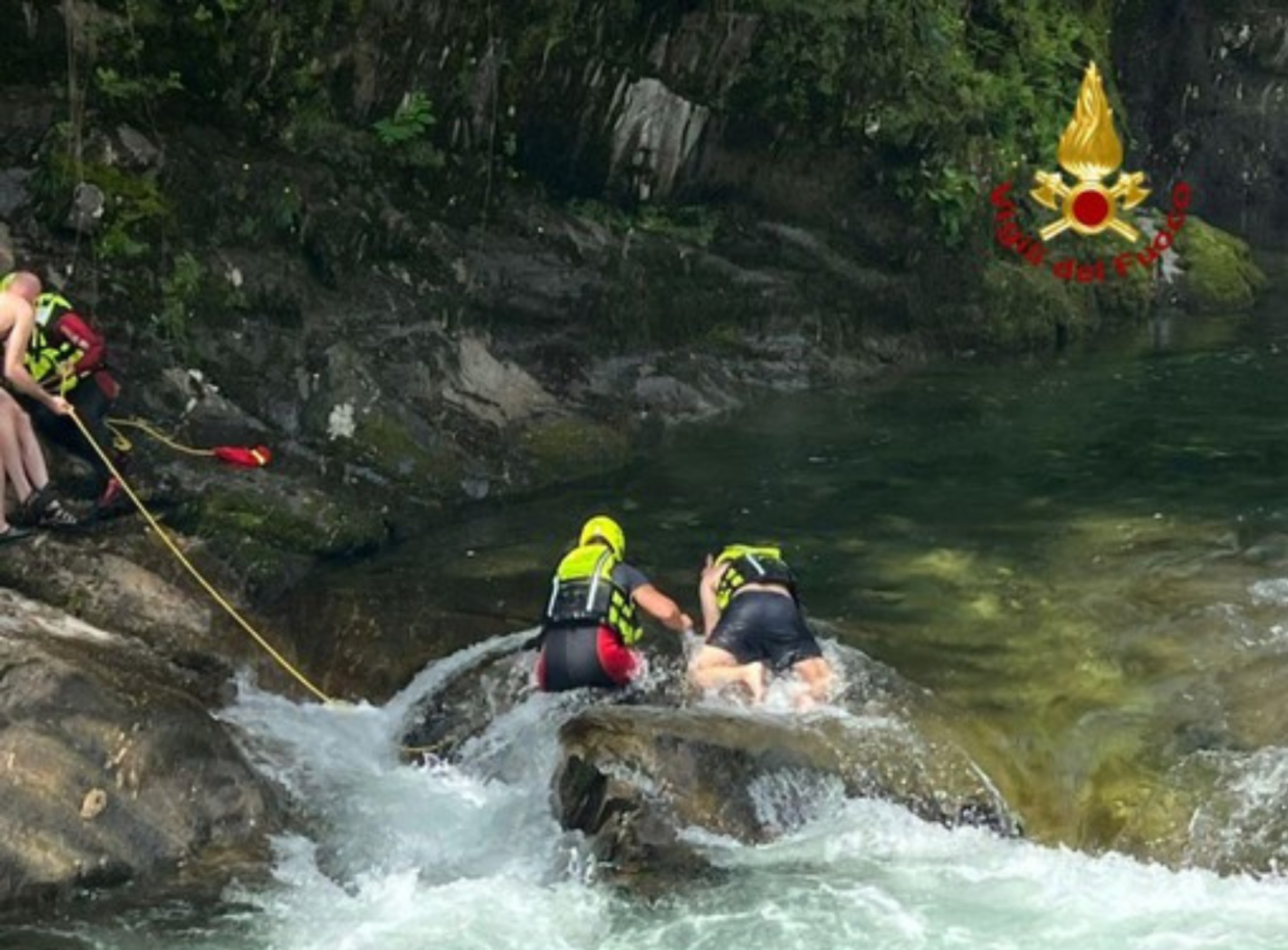 Turista travolto dal torrente San Bernardino: salvato dai vigili del fuoco e dai passanti