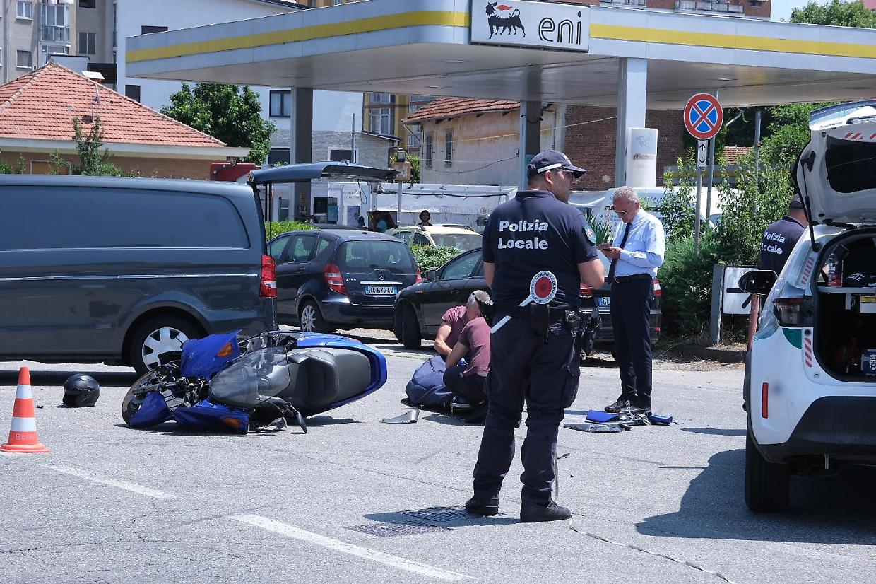 In sella al suo scooter, si schianta contro un'auto e muore sul colpo