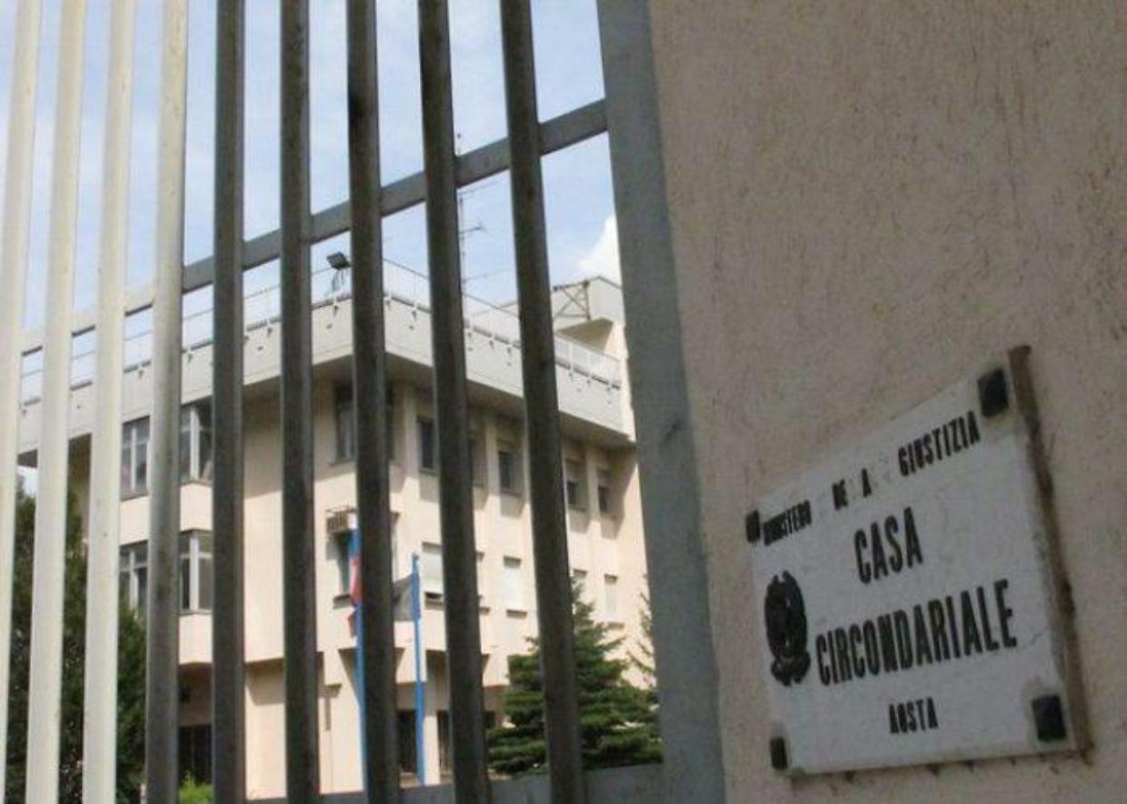 Rivolta nel carcere di Aosta: tre detenuti barricati in una cella da sabato