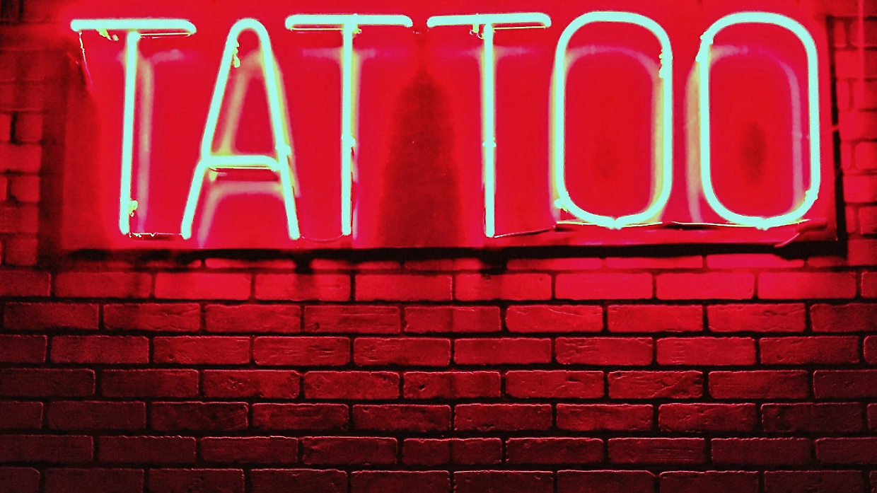 Tatuaggi in estate: come proteggerli davvero per non rovinarli