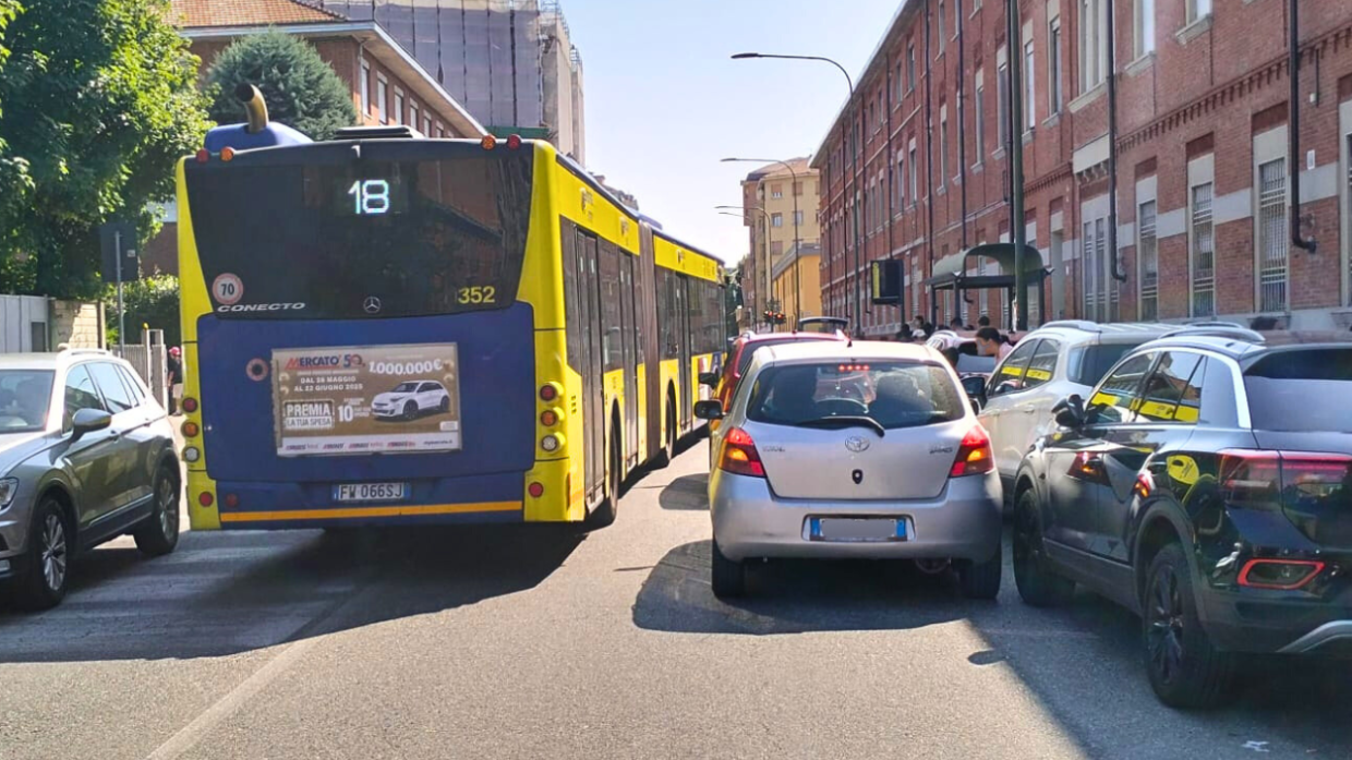 Disabile "intrappolato" sul bus dalle automobili parcheggiate in doppia fila