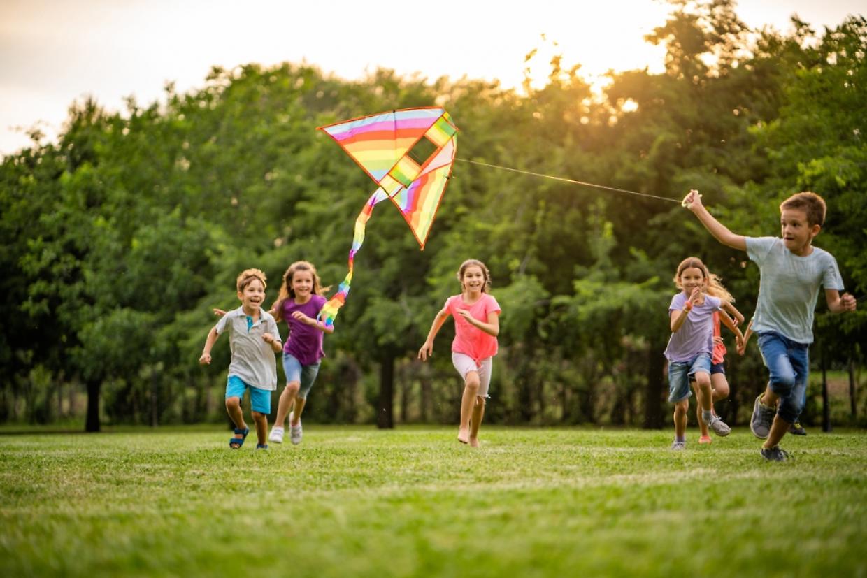 Gioco all’aperto dimezzato in una generazione: bambini sempre più chiusi tra schermi e divieti
