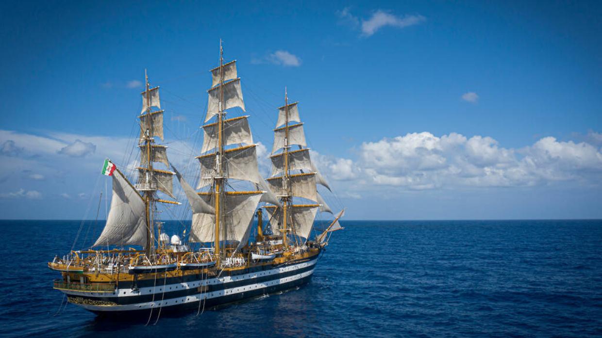 Il ritorno trionfale della nave Amerigo Vespucci al molo Italia dopo il giro del mondo