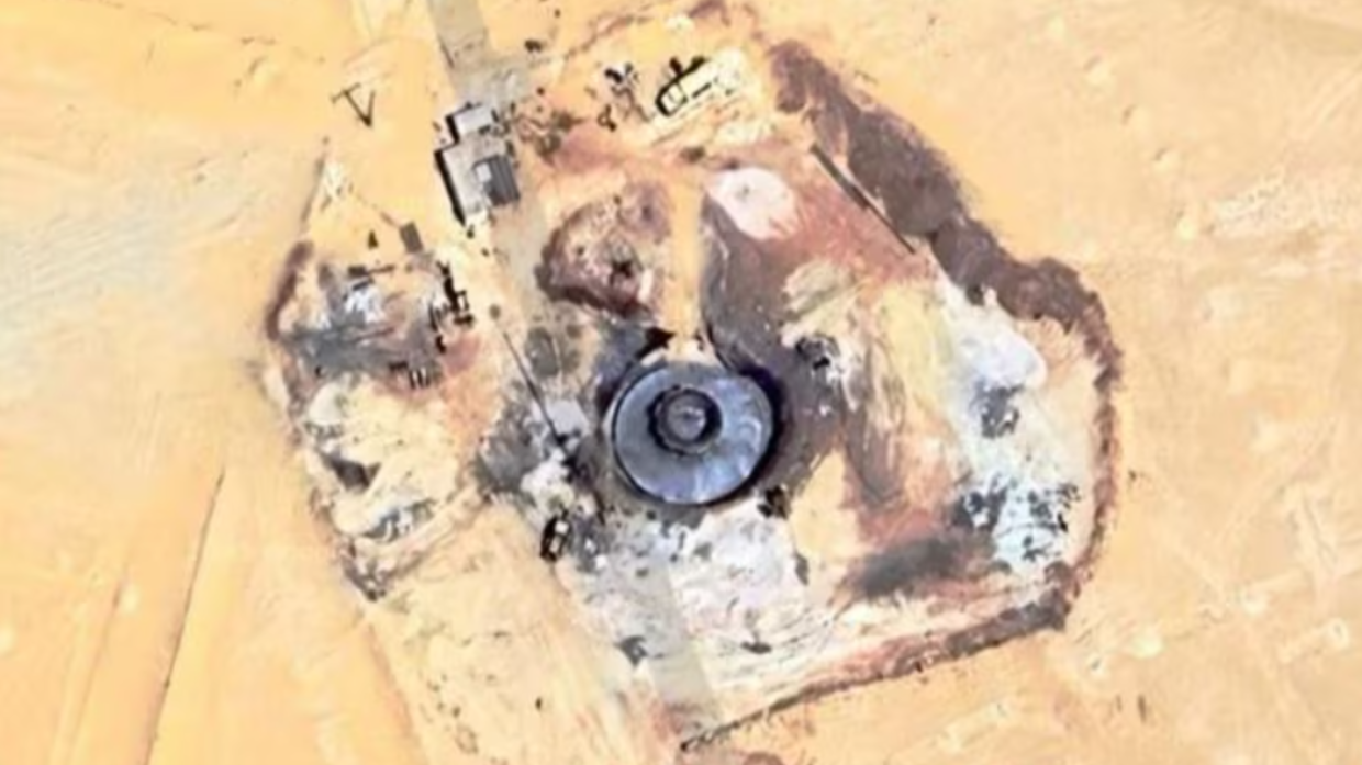 Misterioso oggetto circolare nel deserto: per i fan degli Ufo è un’astronave, per gli esperti è cemento armato