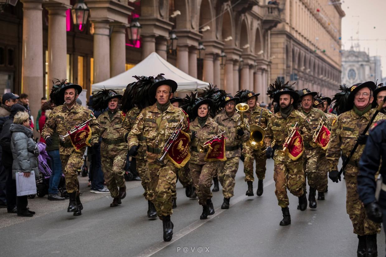 Torino celebra 189 anni di storia bersagliera: sfilata e concerto in piazza per il Corpo dei Bersaglieri