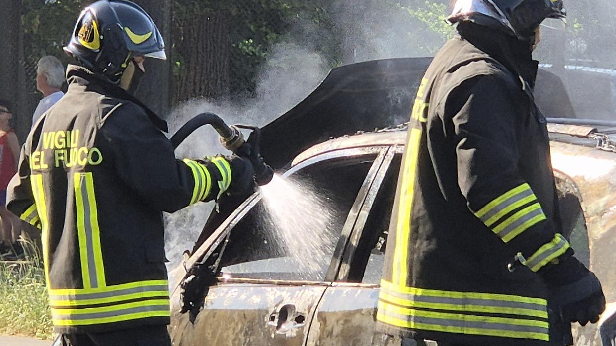 I pompieri spengono il fuoco che ha avvolto l'auto