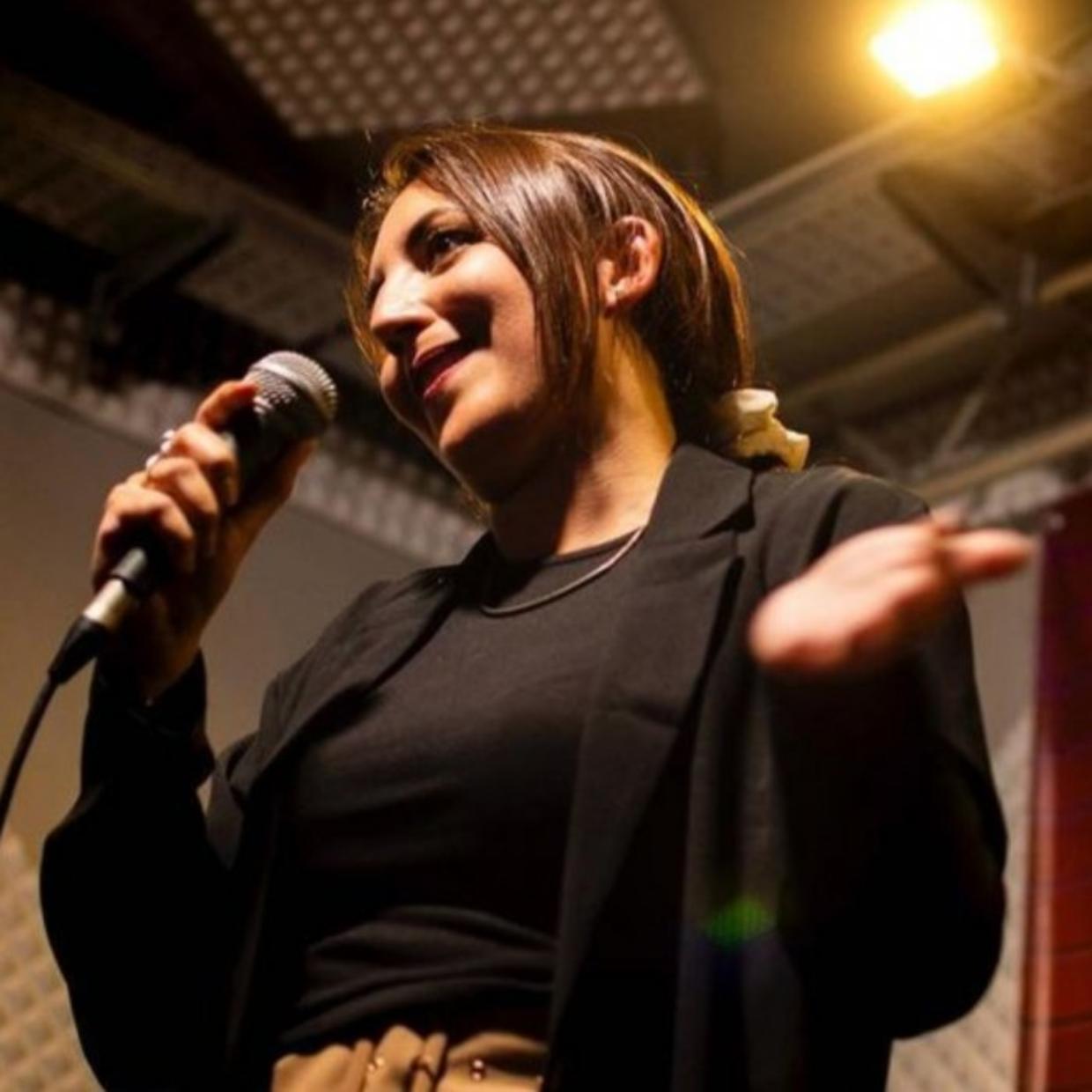 “Articolo 1”, la stand-up comedy di Monir Ghassem al Circolo dei Lettori