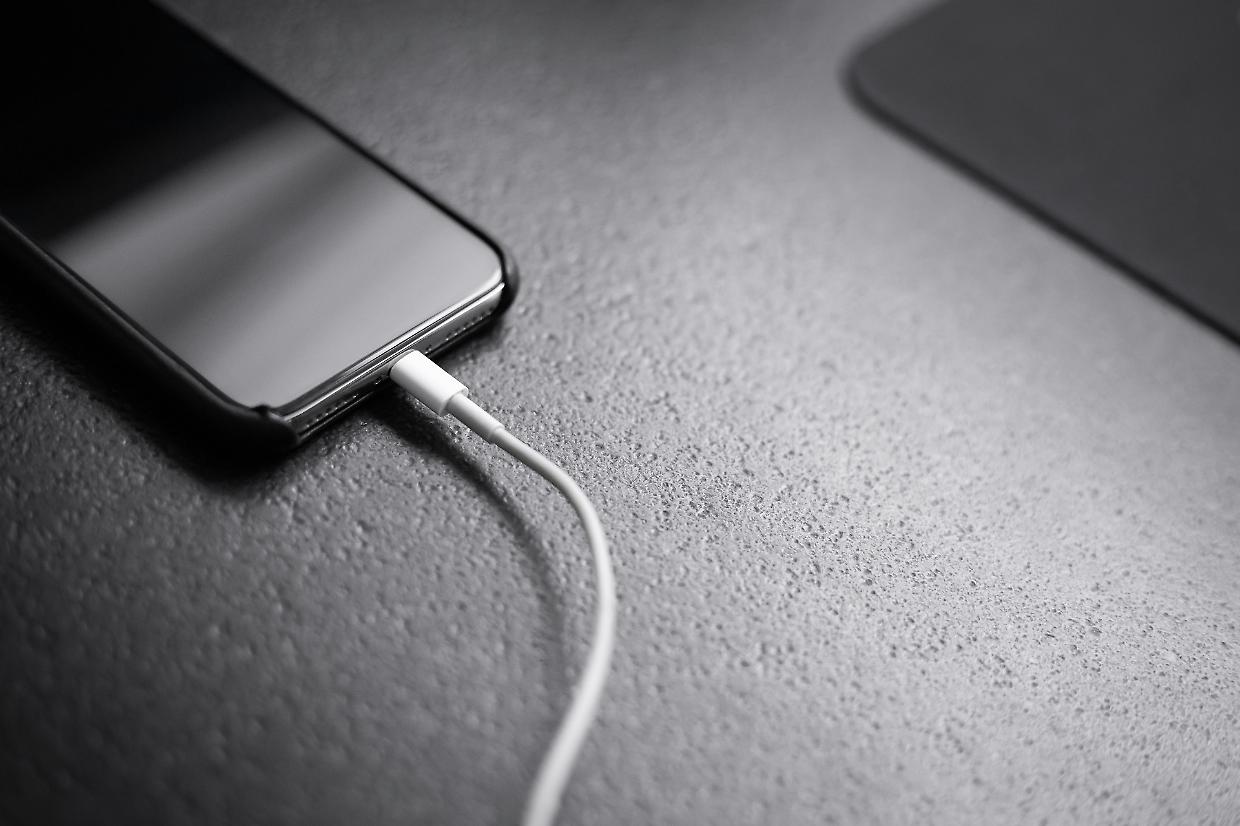 Stacchi bene il telefono dal caricabatterie? Ecco cosa dicono gli esperti