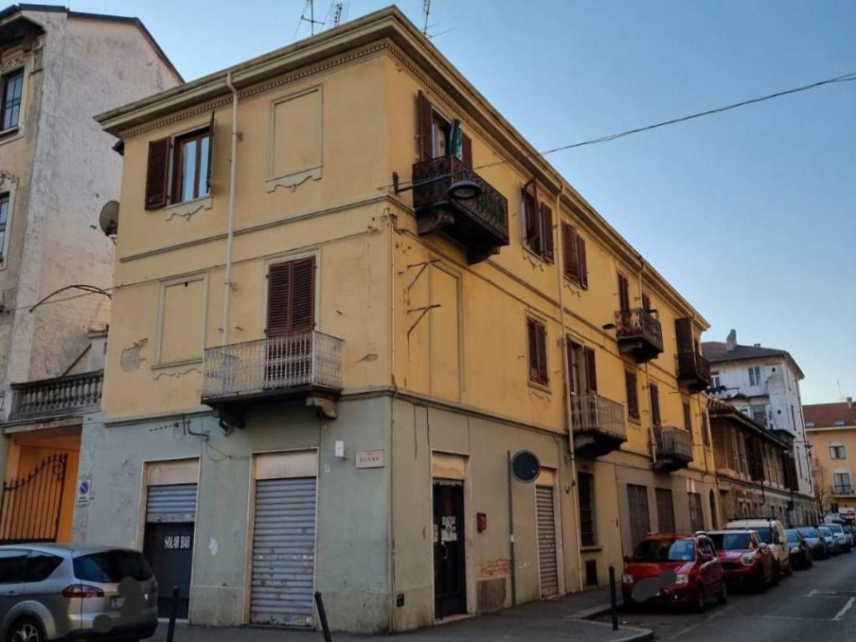 Machete in mano e torso nudo: terrore in un negozio a Torino