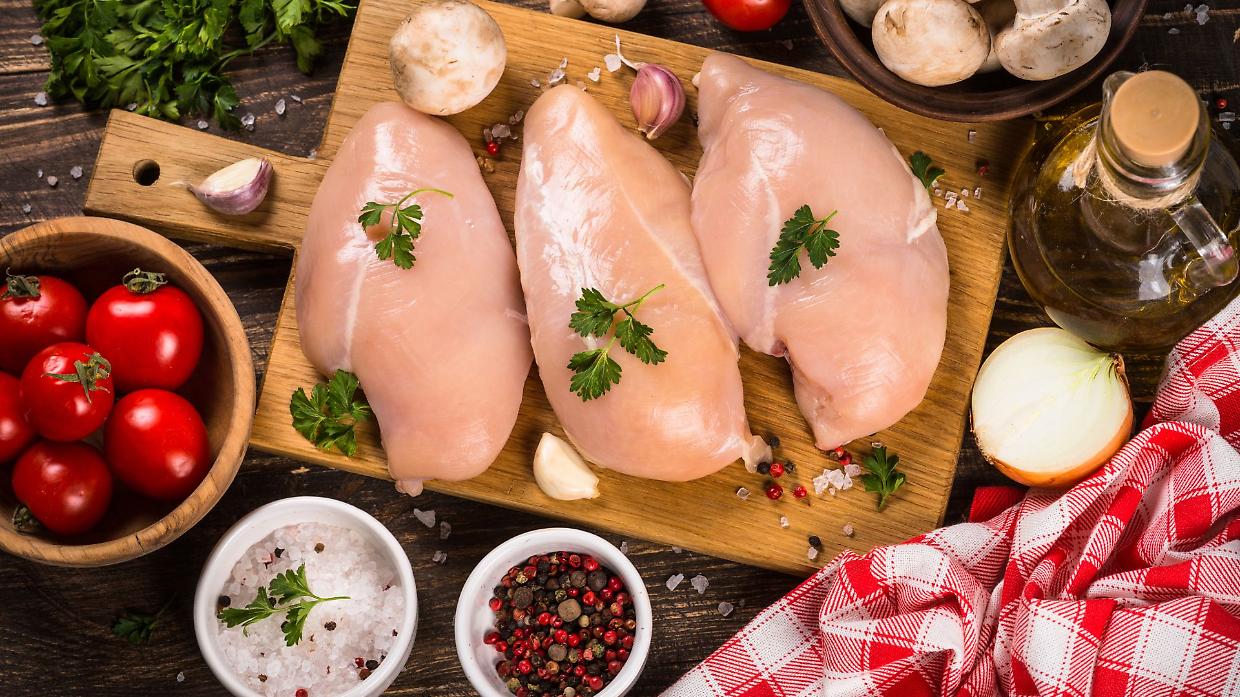 Carni bianche, il 41,5% degli italiani ne mangia di più: il pollo conquista le tavole