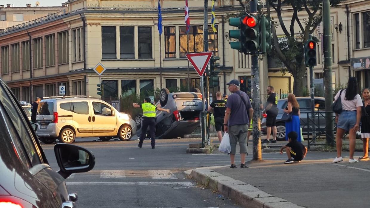 Corso Peschiera, si ribalta con la macchina dopo lo scontro: conducente in ospedale