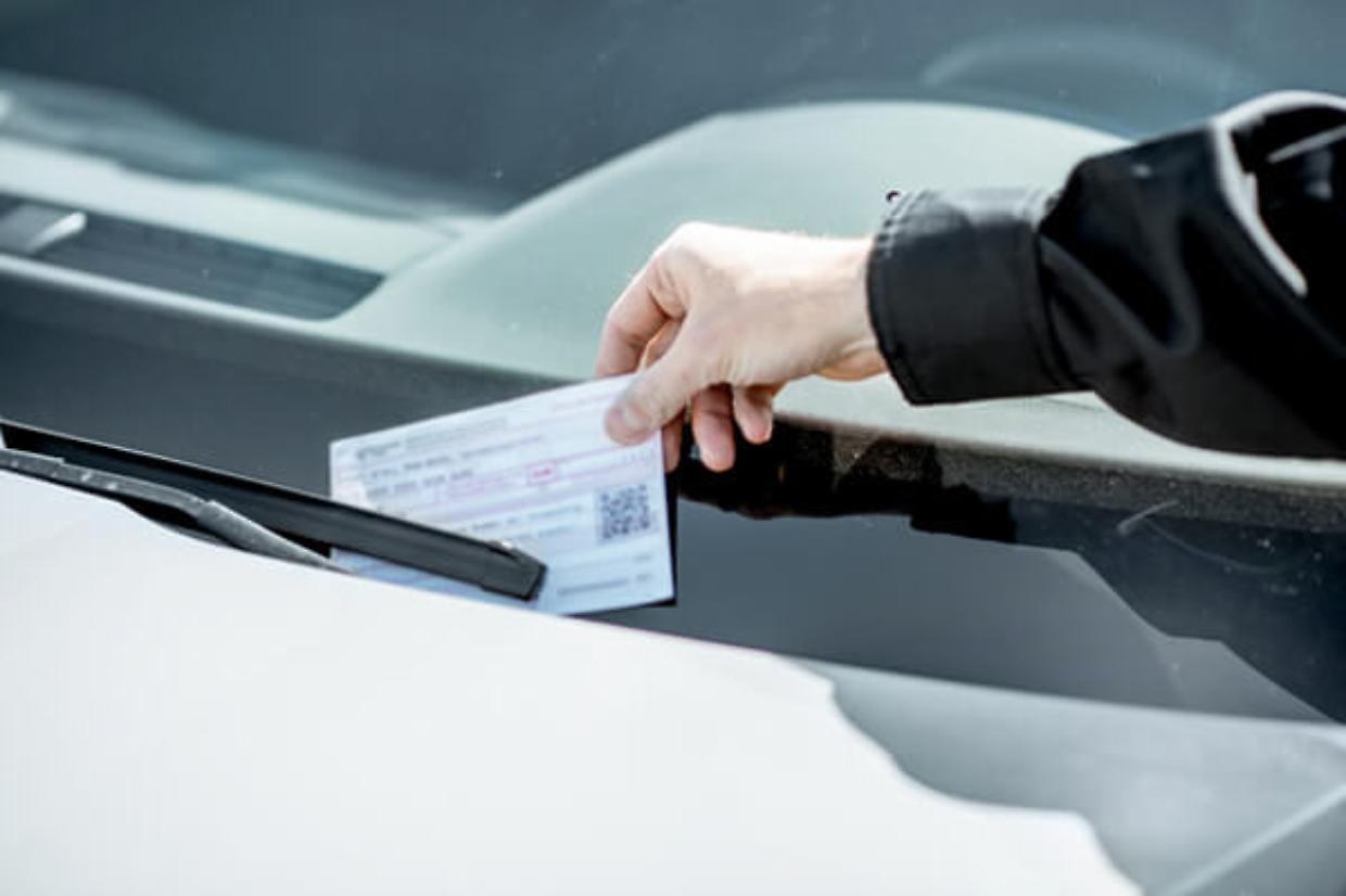 Roma, studente lascia un biglietto sull'auto: "Ho la maturità, ho girato per 20 minuti", ma torna e trova la multa