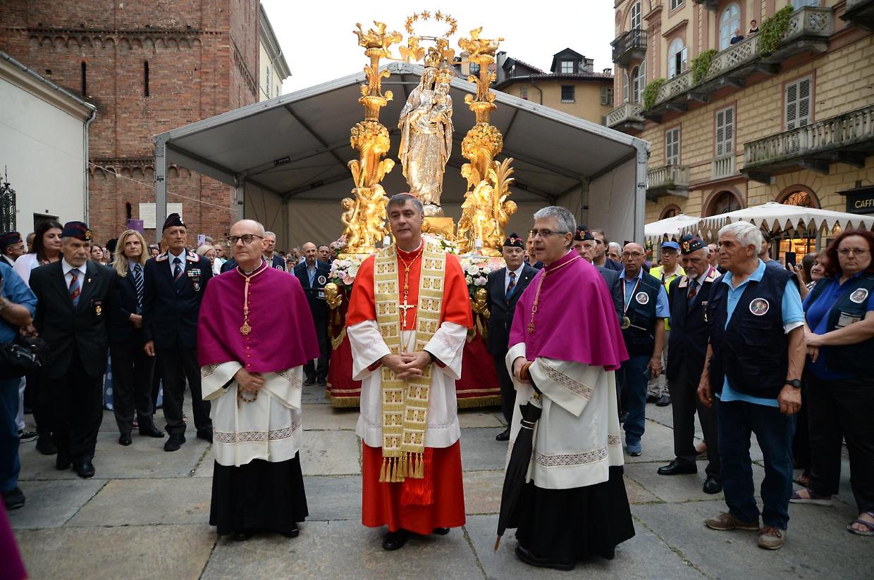 La statua della Consolata in processione nelle strade di Torino 
