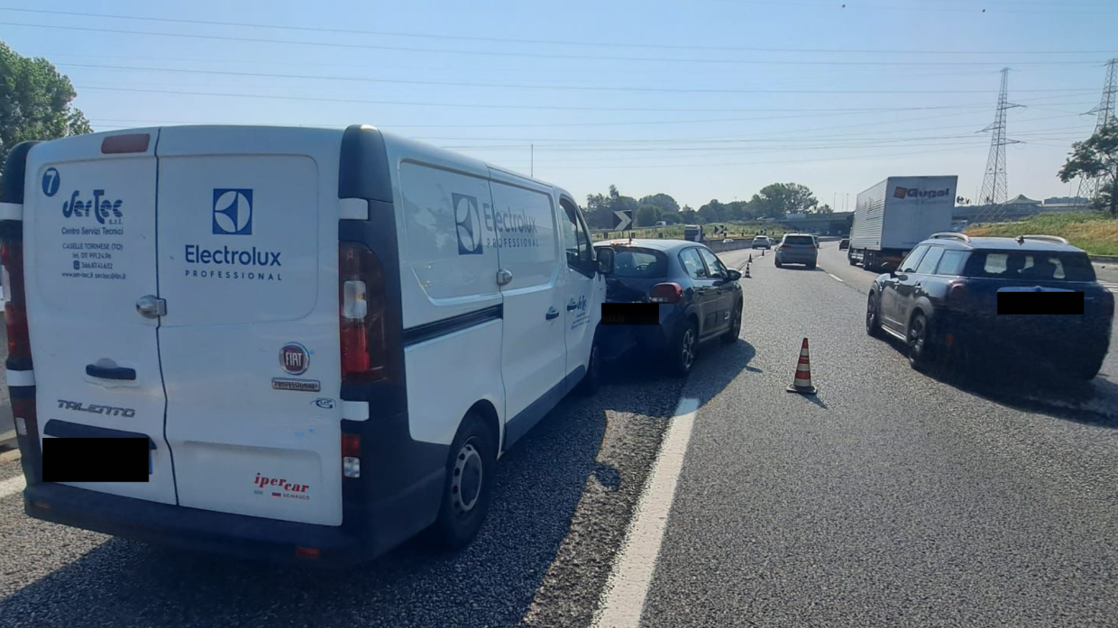 Incidente in tangenziale, tre veicoli coinvolti: due persone trasportate in ospedale