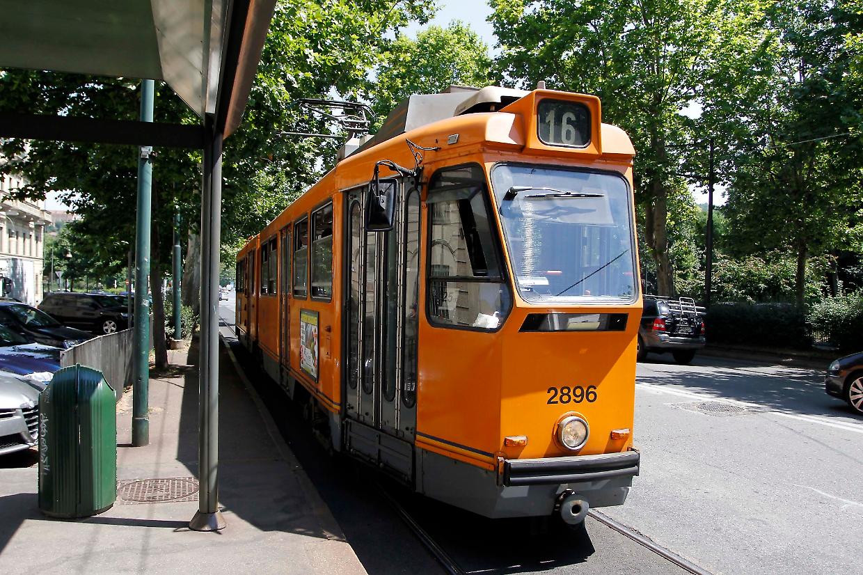 Torino rinnova i binari del tram: lavori in corso su tre punti cruciali della rete
