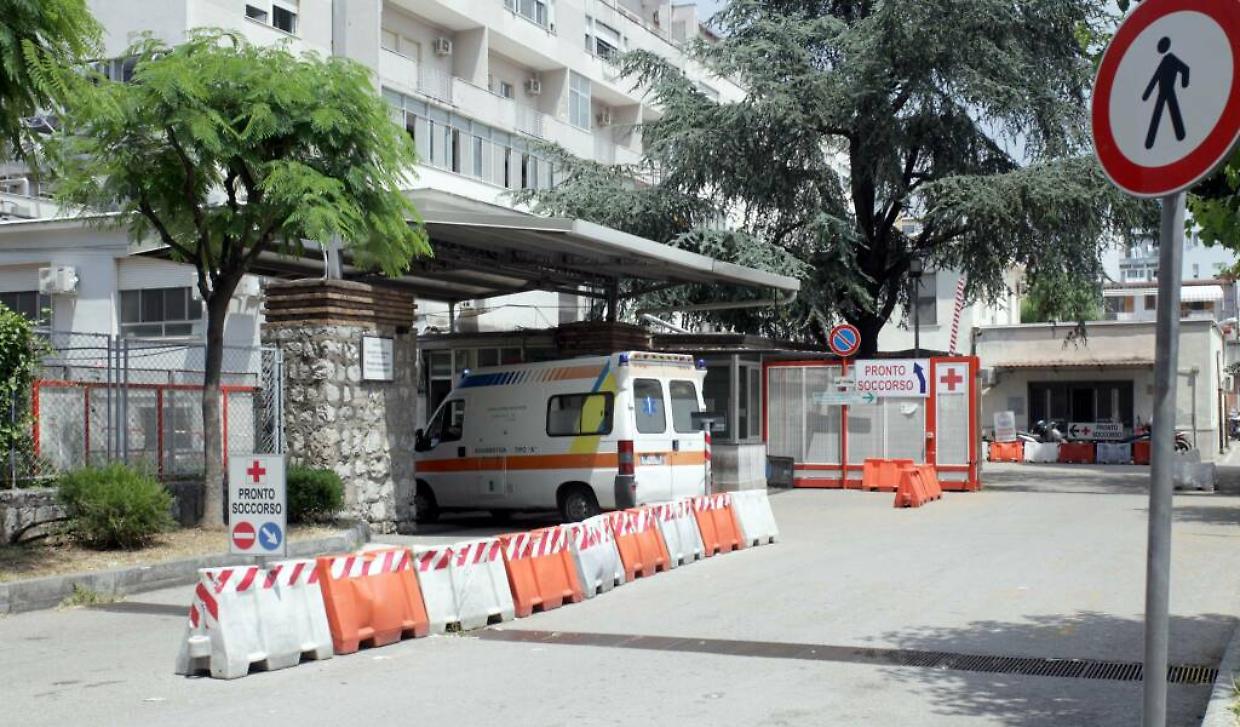 Scafati, spari tra la folla: ventenne ferito alle gambe in un agguato misterioso