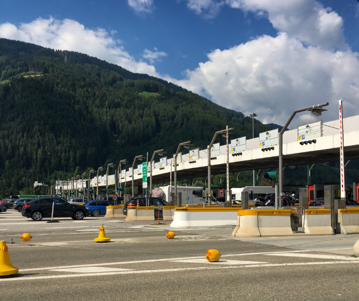 Previsioni traffico 20-22 giugno: code attese su strade e autostrade verso le località turistiche