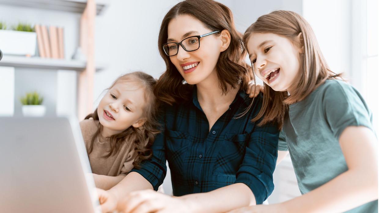Mamme lavoratrici, in arrivo il bonus da 480 euro: chi ne ha diritto e come richiederlo