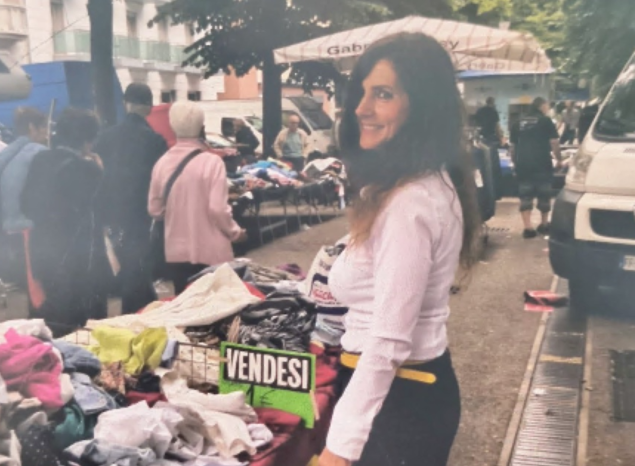 Maddalena Oliviero al mercato di corso Racconigi, dove fino a pochi giorni fa vendeva vestiti usati, vintage e riciclati