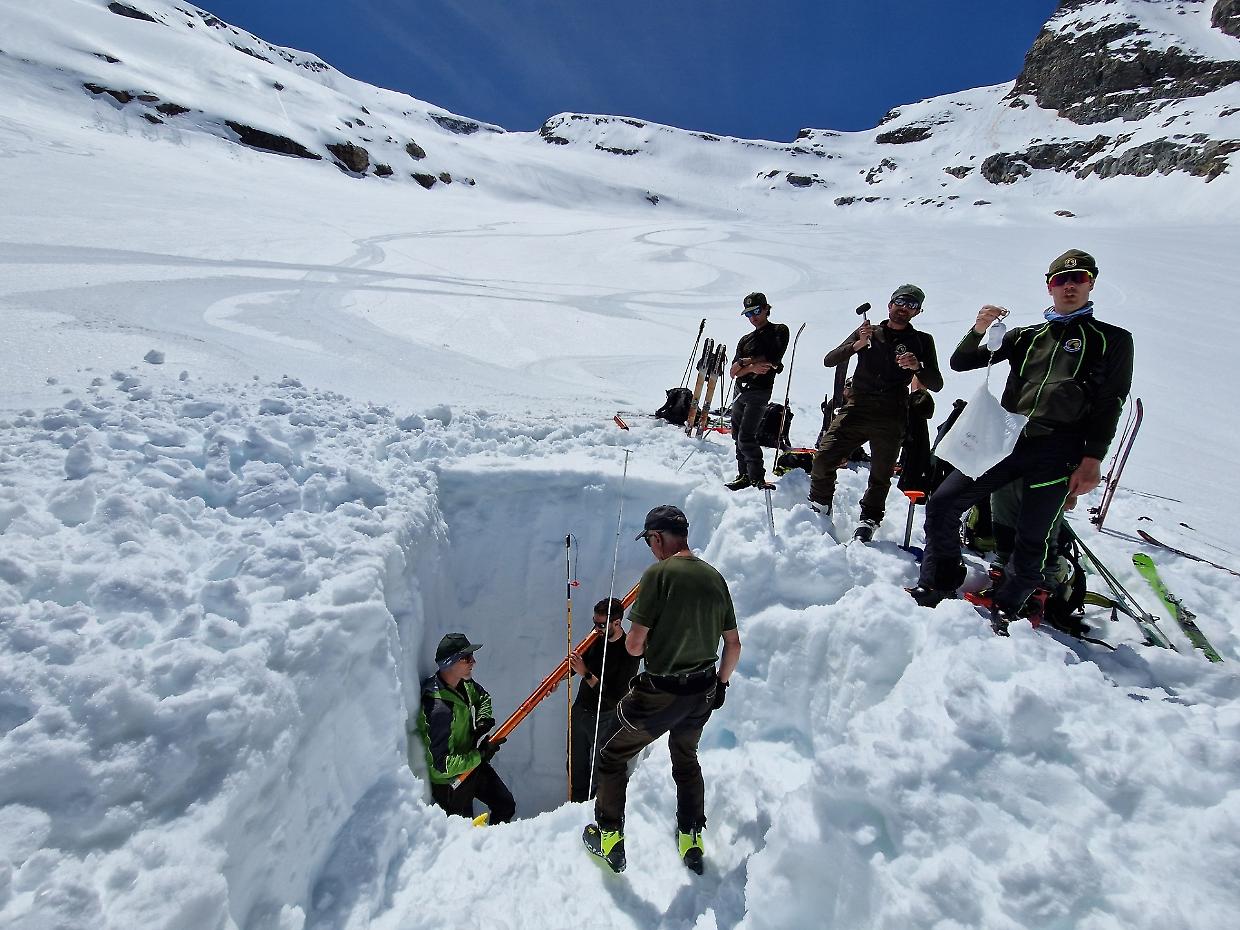 Guardaparco in azione sul Ghiacciaio del Grand Etrèt: rilievo primaverile registra nevicate record