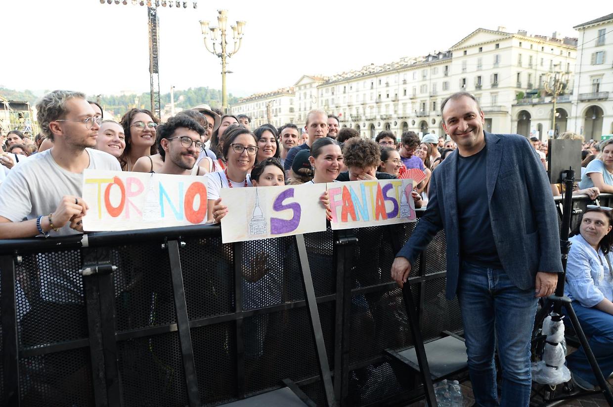Notte di musica e fuochi per San Giovanni a Torino: tra fan in attesa e le proteste per il superconcerto