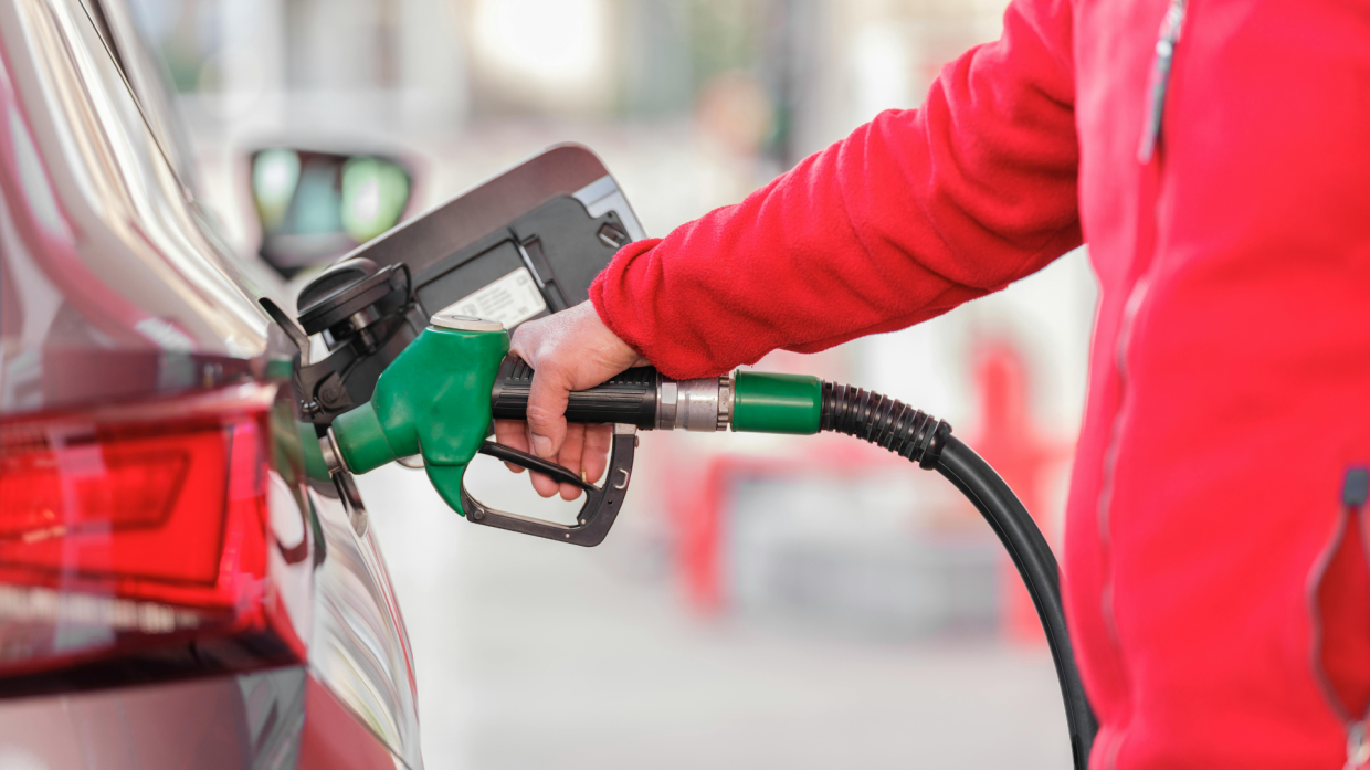Benzina oltre i 2,3 euro al litro: il caro carburante torna a colpire gli italiani