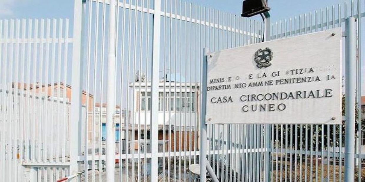 Carcere di Cuneo: detenuto lancia un oggetto contro un agente e lo ferisce al volto