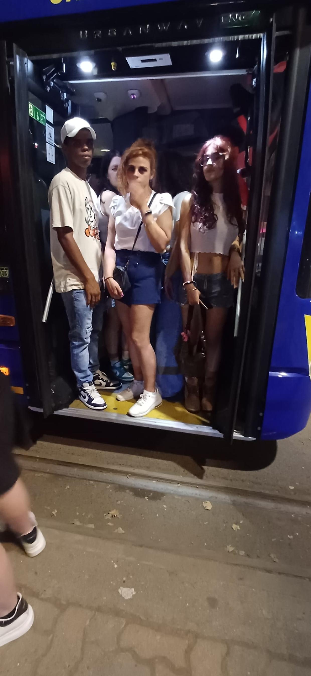 Bus strapieni e ressa alle fermate: centinaia bloccati, il rientro un’odissea, attesa infinita