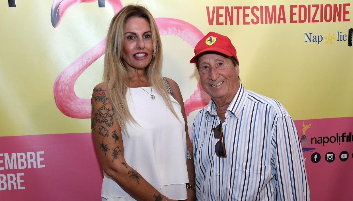 Alvaro Vitali è morto: la moglie lo aveva respinto poche ore prima in TV