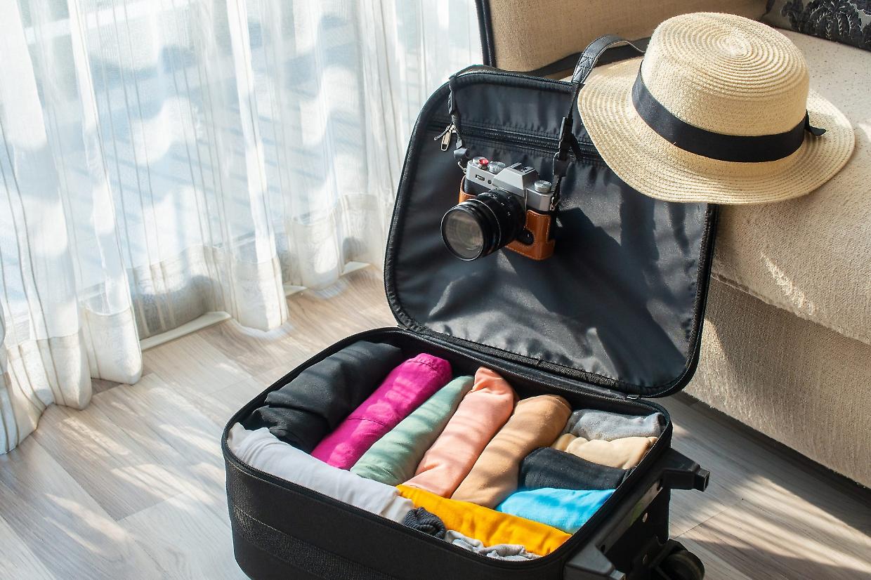 Come ottimizzare lo spazio in valigia: il metodo sushi che ti salva le vacanze