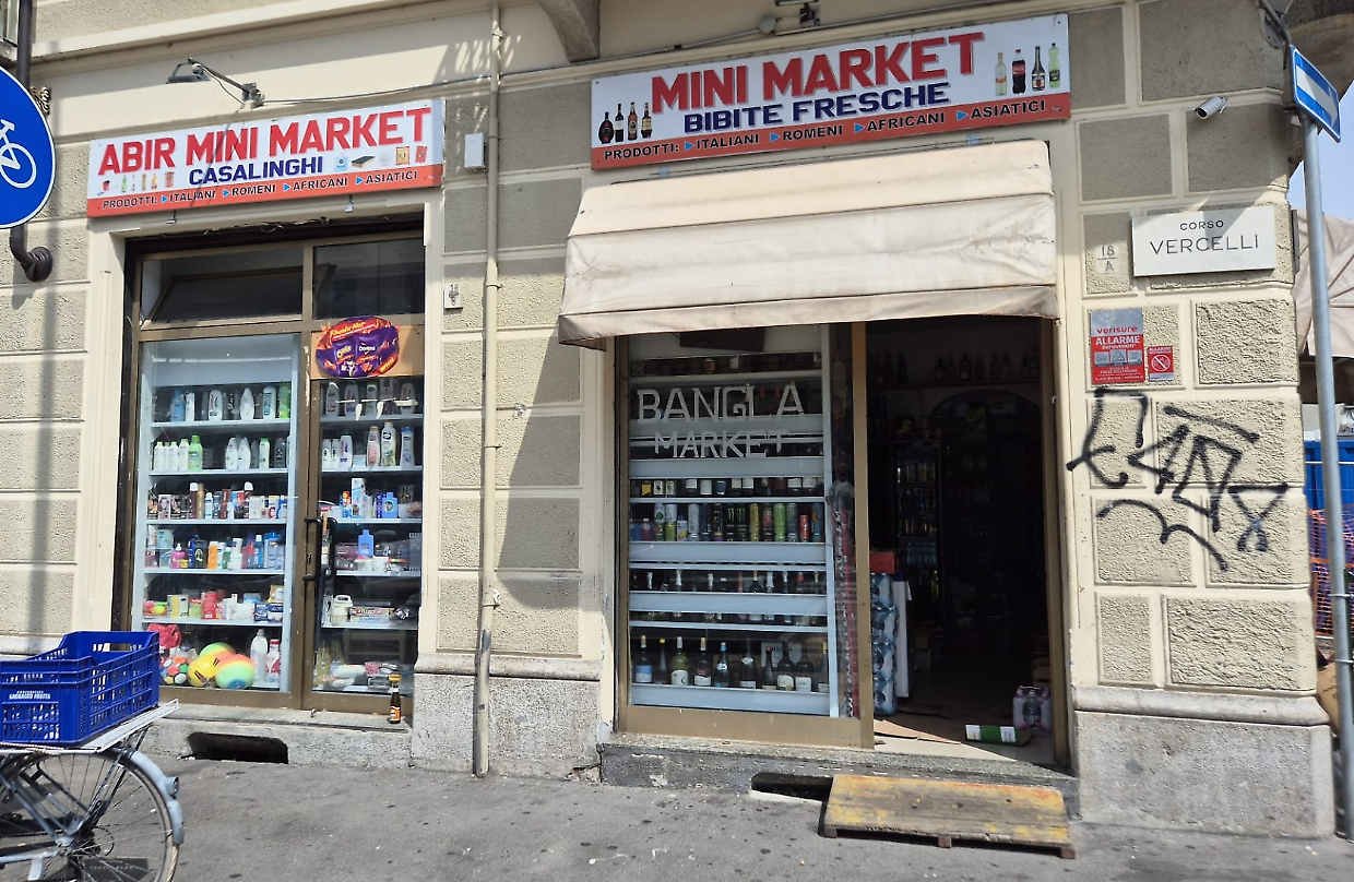 Il negozio di corso Vercelli dov'è avvenuta la tentata rapina