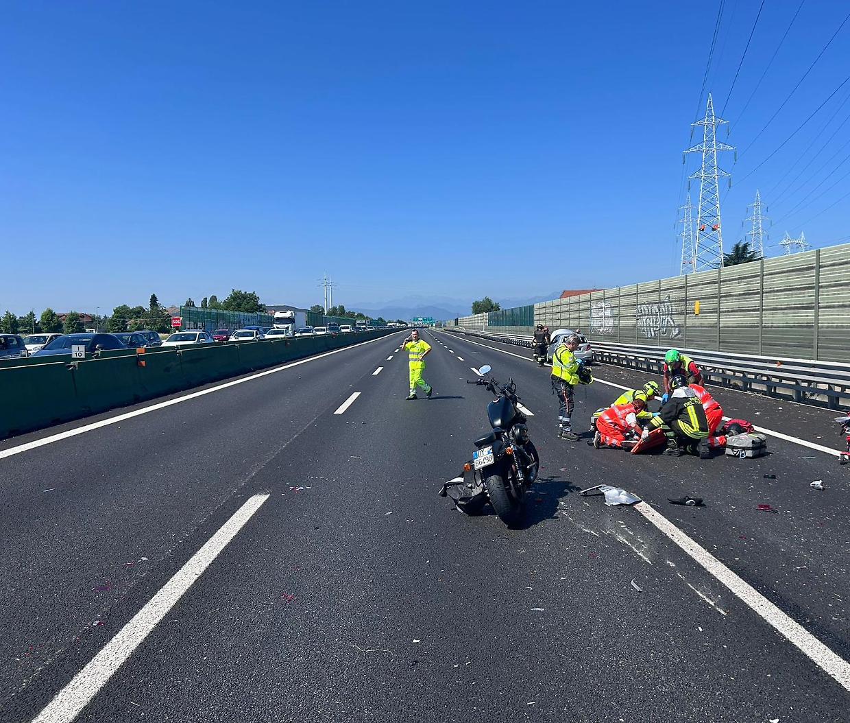 Incidente sulla tangenziale nord di Torino: motociclista ferito, traffico in tilt