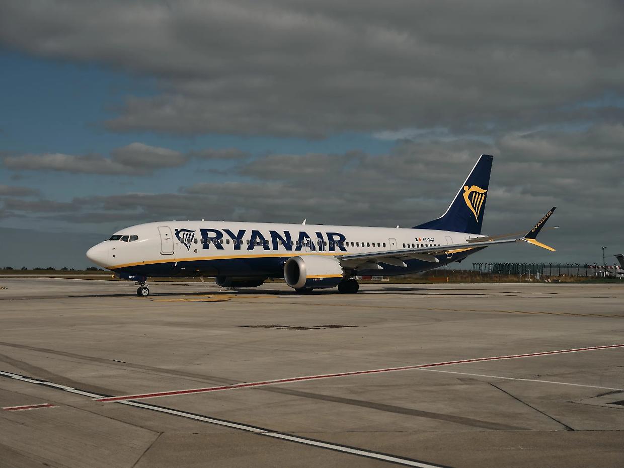 Scene di panico sul volo Ryanair: passeggeri chiusi a bordo senza aria, tra malori e urla
