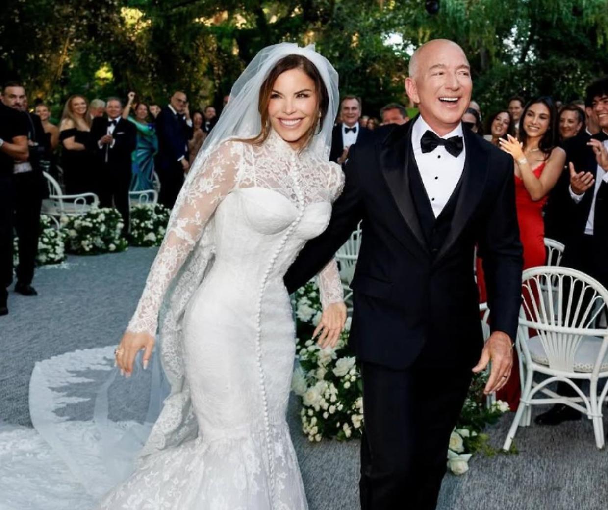 Nozze Jeff Bezos: festa finale a Venezia in maschera e pigiama, con Usher e Dj Cassidy