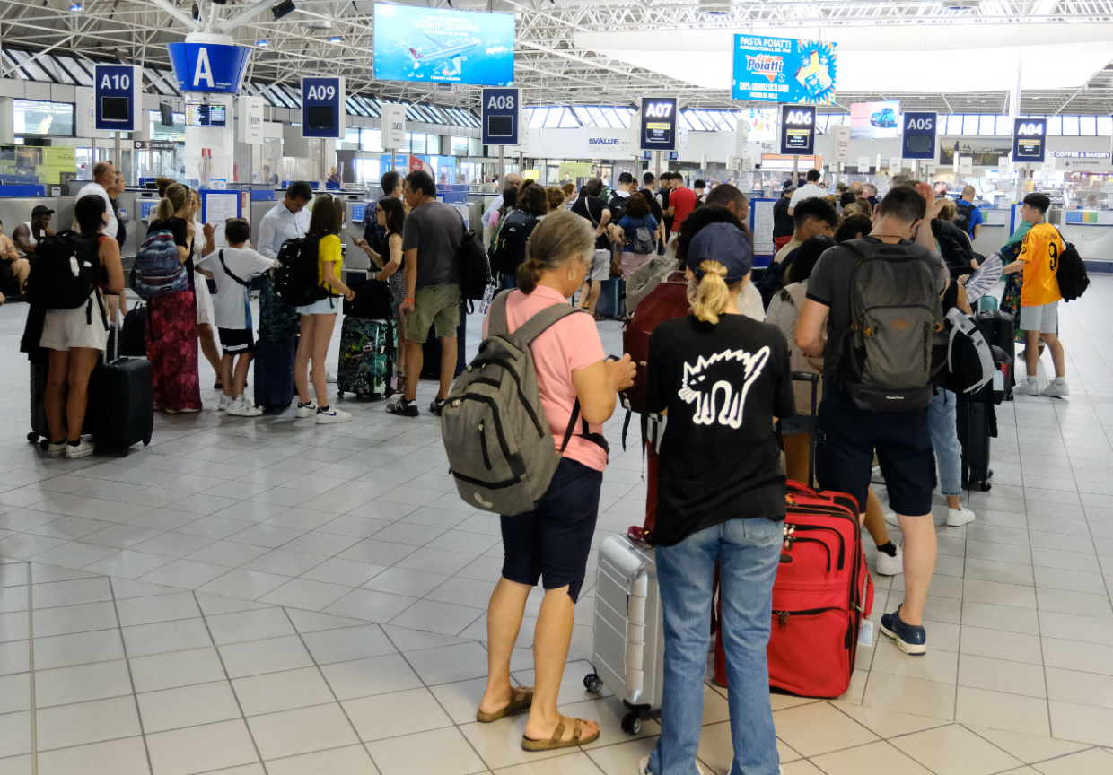 Passeggeri in trappola e voli cancellati: cosa è davvero successo a Caselle