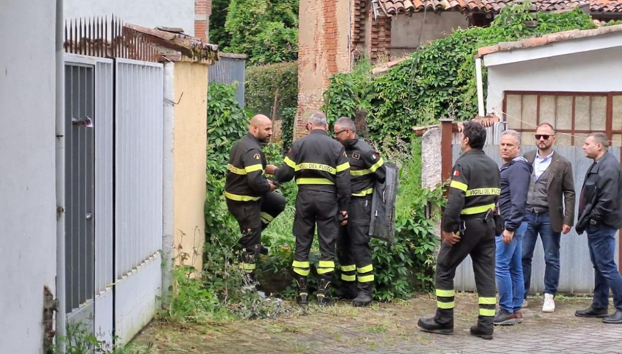 Garlasco, carpentiere egiziano consegna attrezzi ritrovati sette anni fa nel canale di Tromello