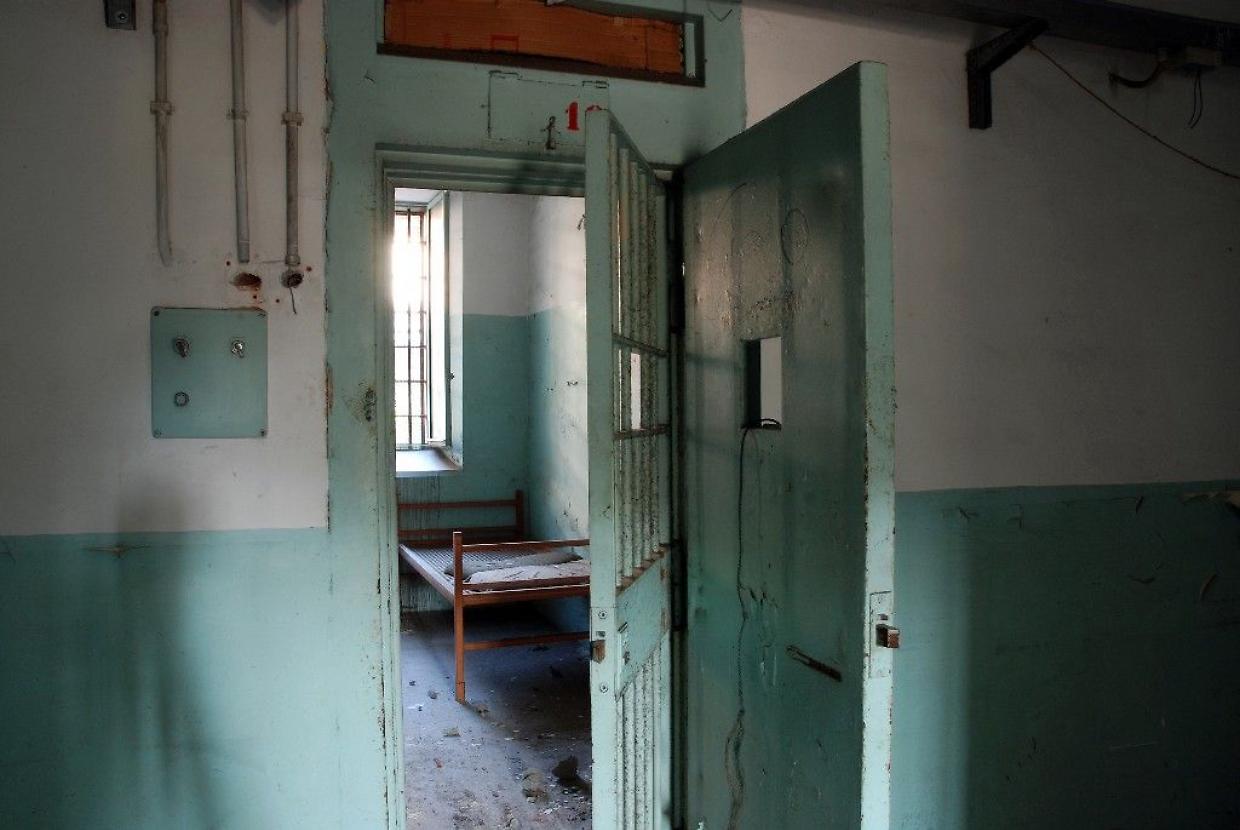 Detenuto in crisi distrugge la cella e colpisce agente: nuovo caso al carcere di Torino