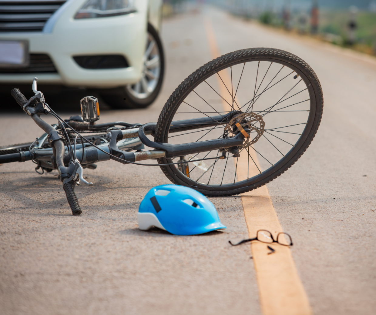 Ciclista travolto in pieno centro a Valperga: 63enne finisce in ospedale dopo l’impatto con un’auto