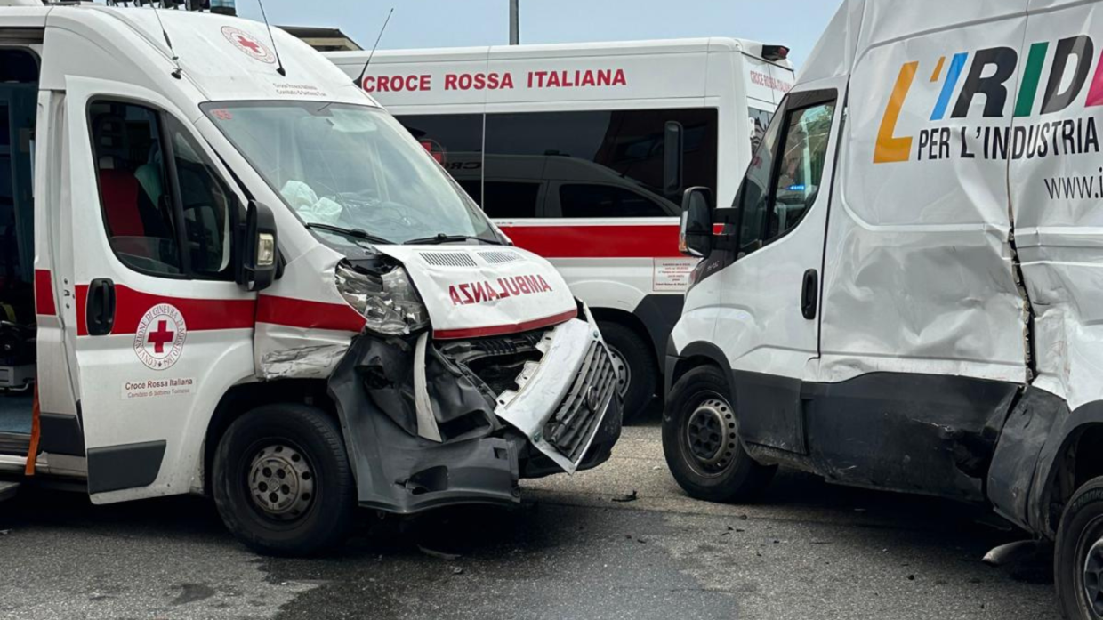 Incidente in strada San Mauro: furgone taglia la strada all'ambulanza in servizio