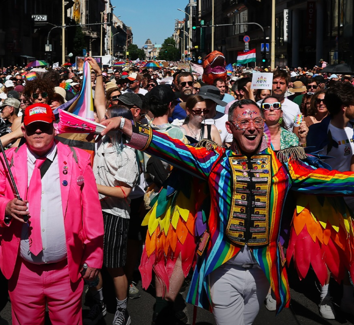 Una marea umana travolge Budapest: quasi 200mila in marcia contro Orban e per i diritti Lgbt+
