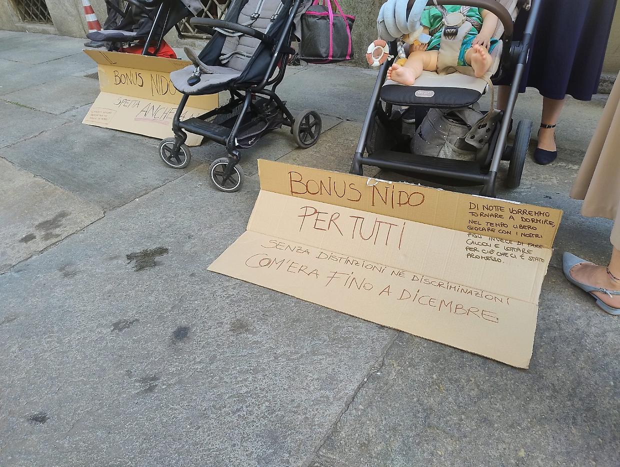 Palazzo Lascaris sotto assedio: doppia protesta contro tagli alla scuola e il bonus nido esclusivo