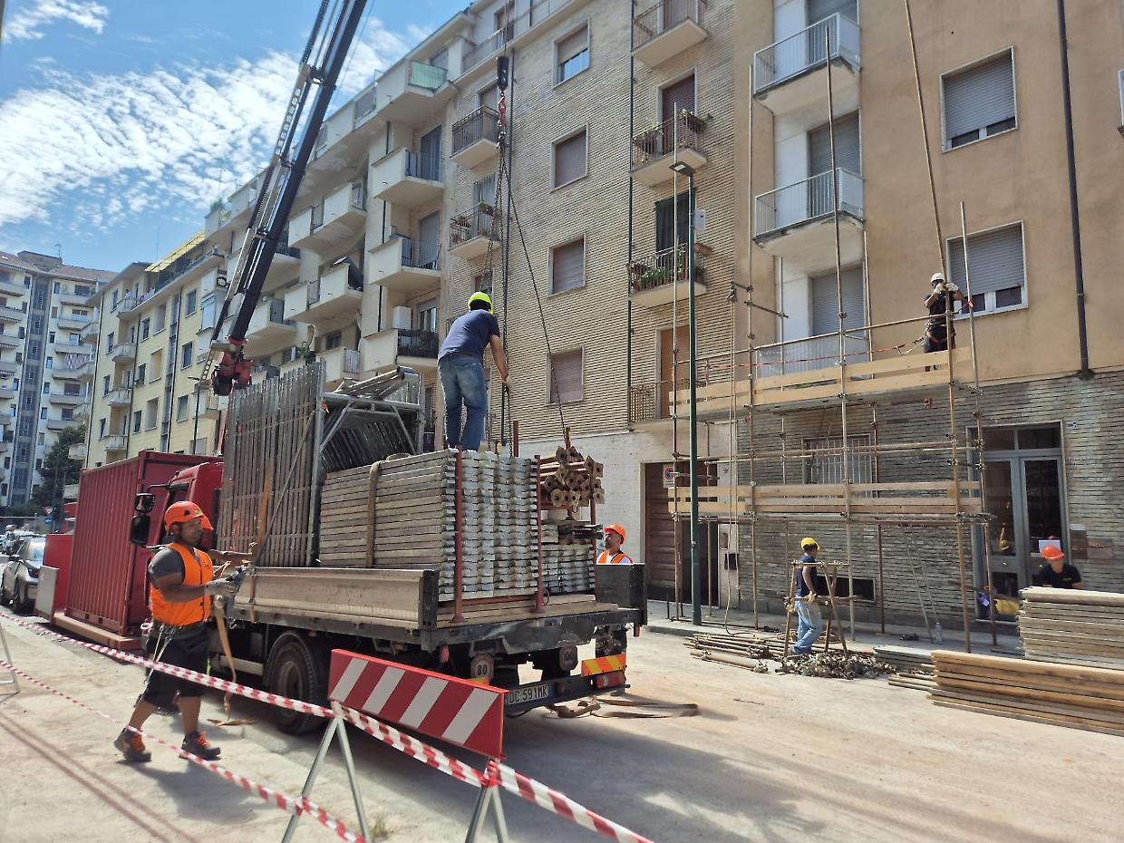 Le operazioni di messa in sicurezza dopo l'esplosione in via Nizza