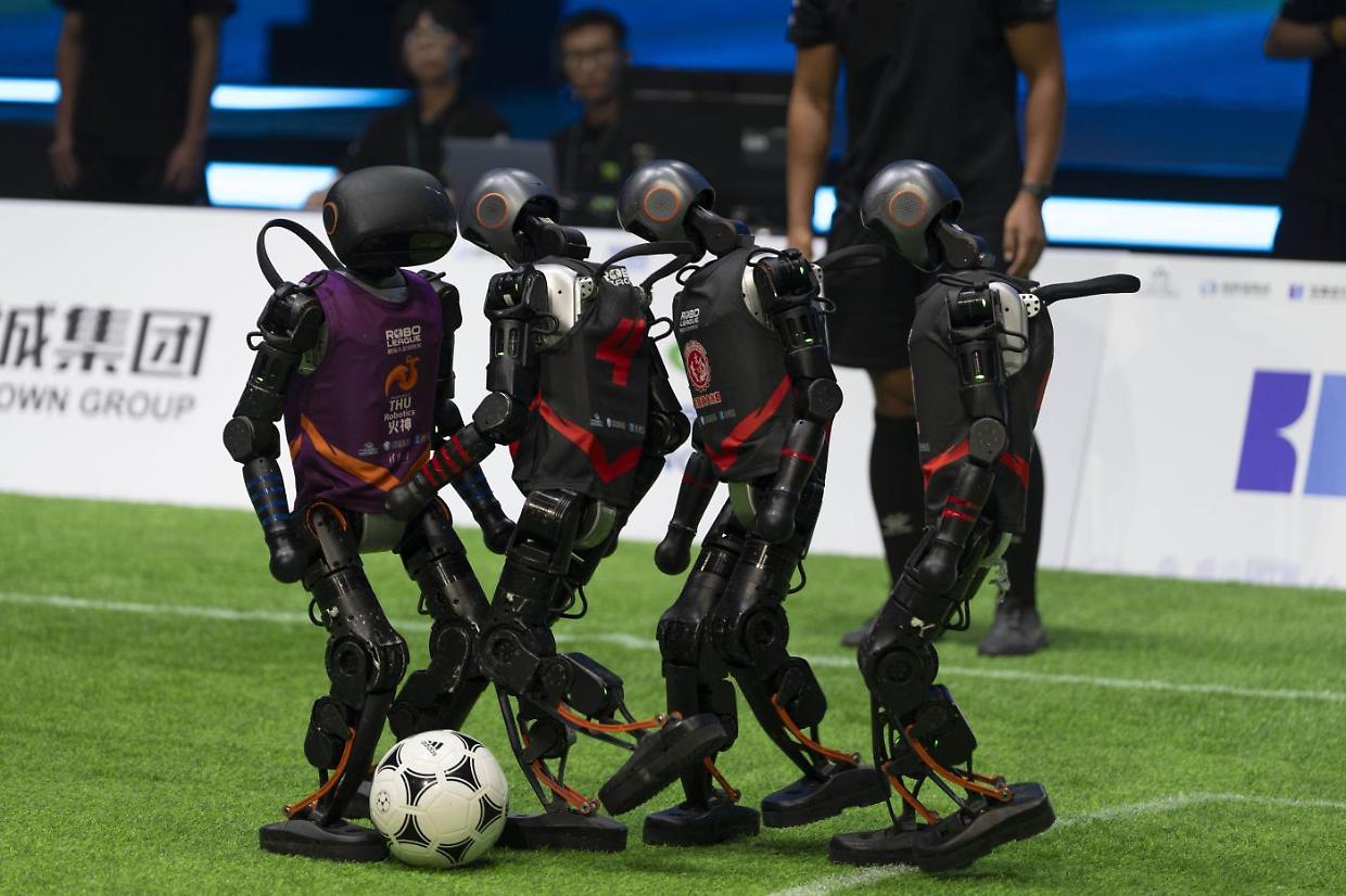 Calcio tra robot umanoidi a Pechino: spettacolo tra tecnologia e perplessità