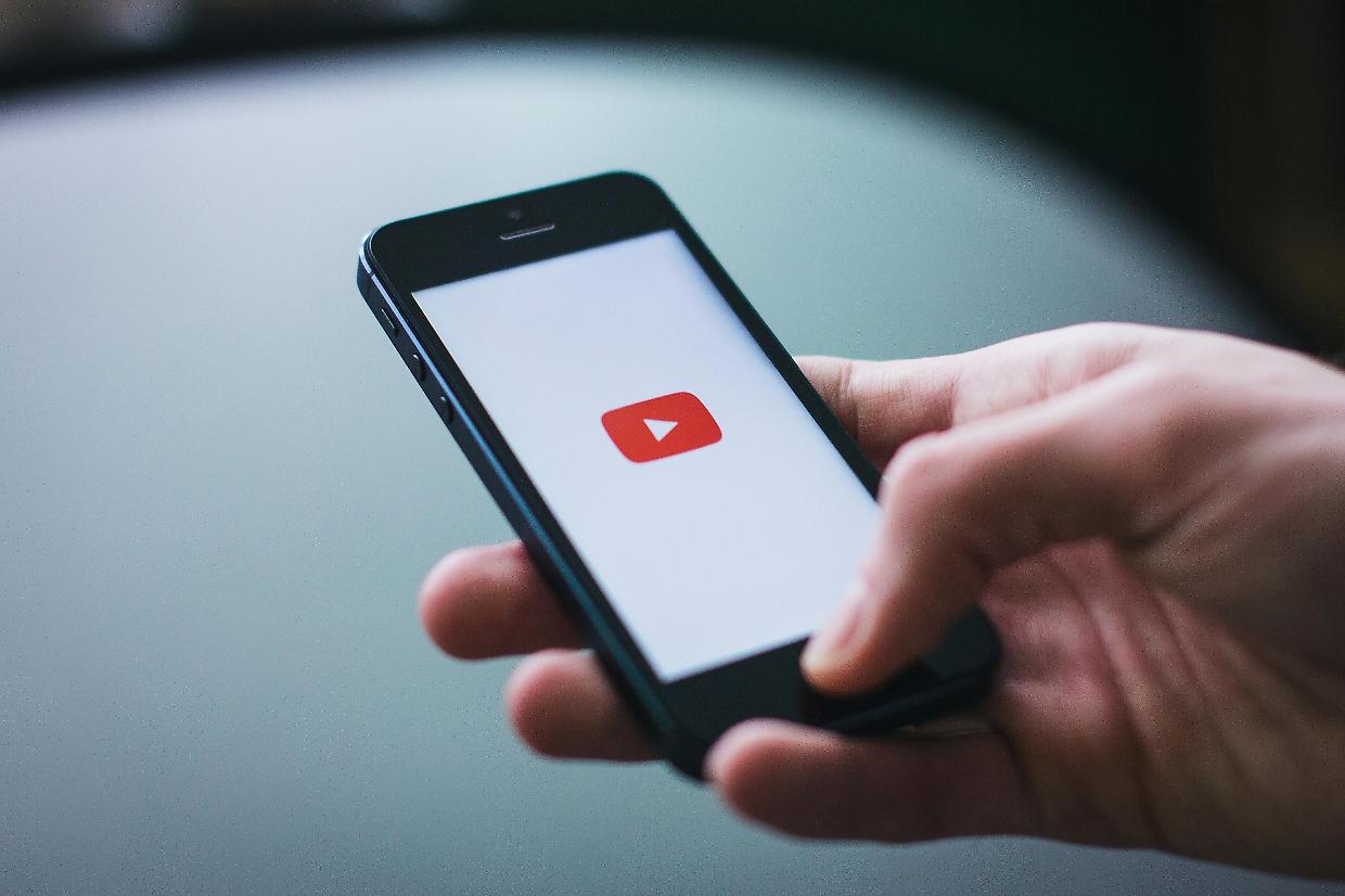 YouTube punta alla globalizzazione: il doppiaggio automatico divide gli utenti