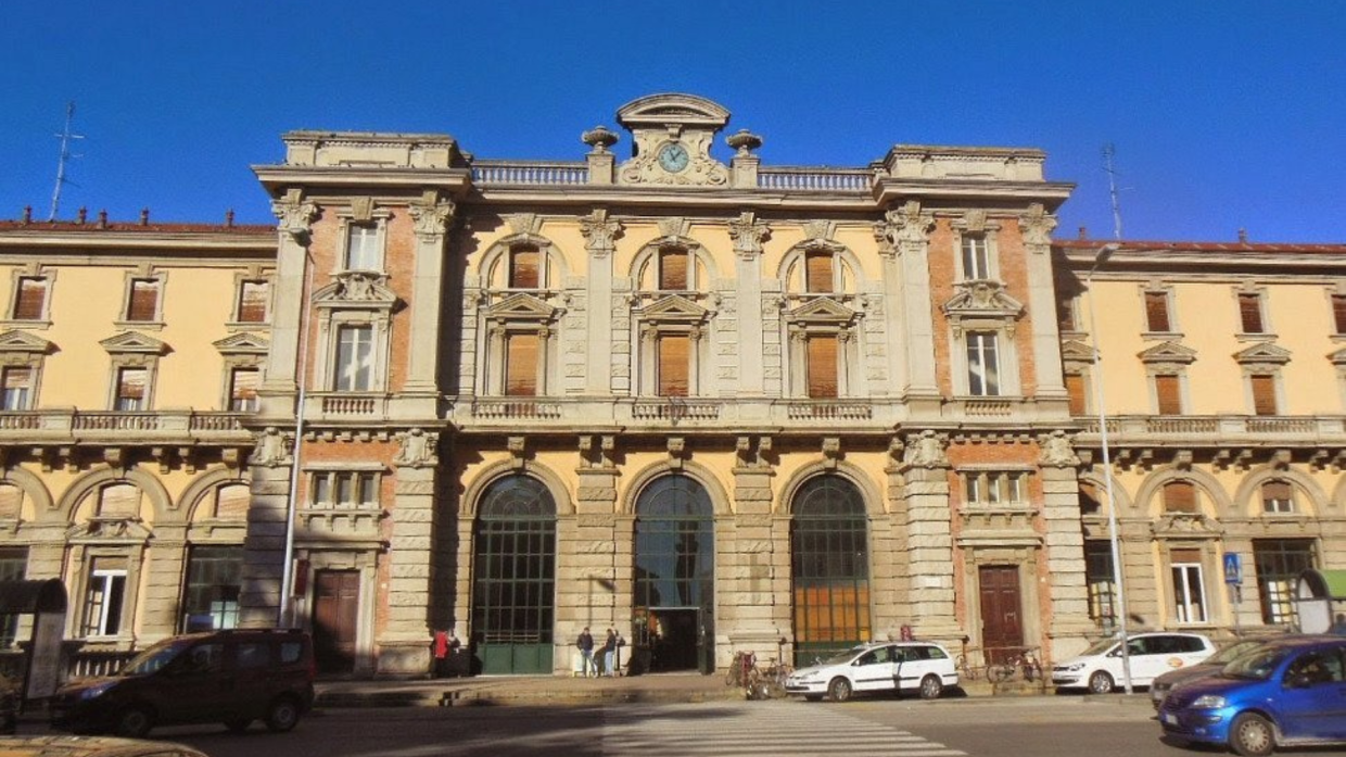 Molesta una madre con passeggino davanti alla stazione: fermato