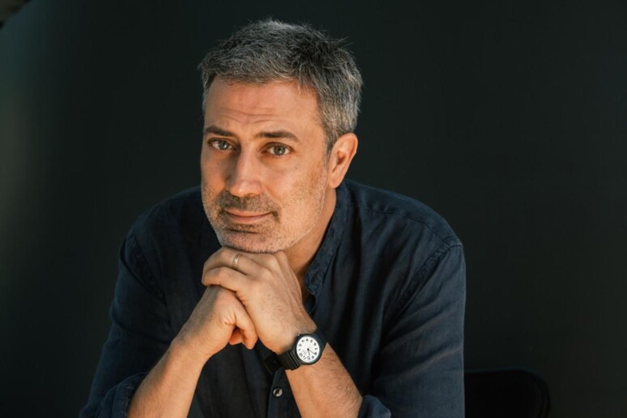 Andrea Bajani, lo scrittore torinese che punta al trono del Premio Strega