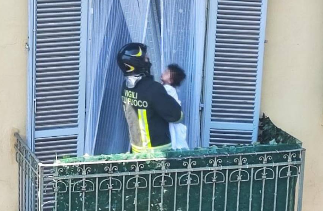 I pompieri in via Ascoli per spegnere l'incendio