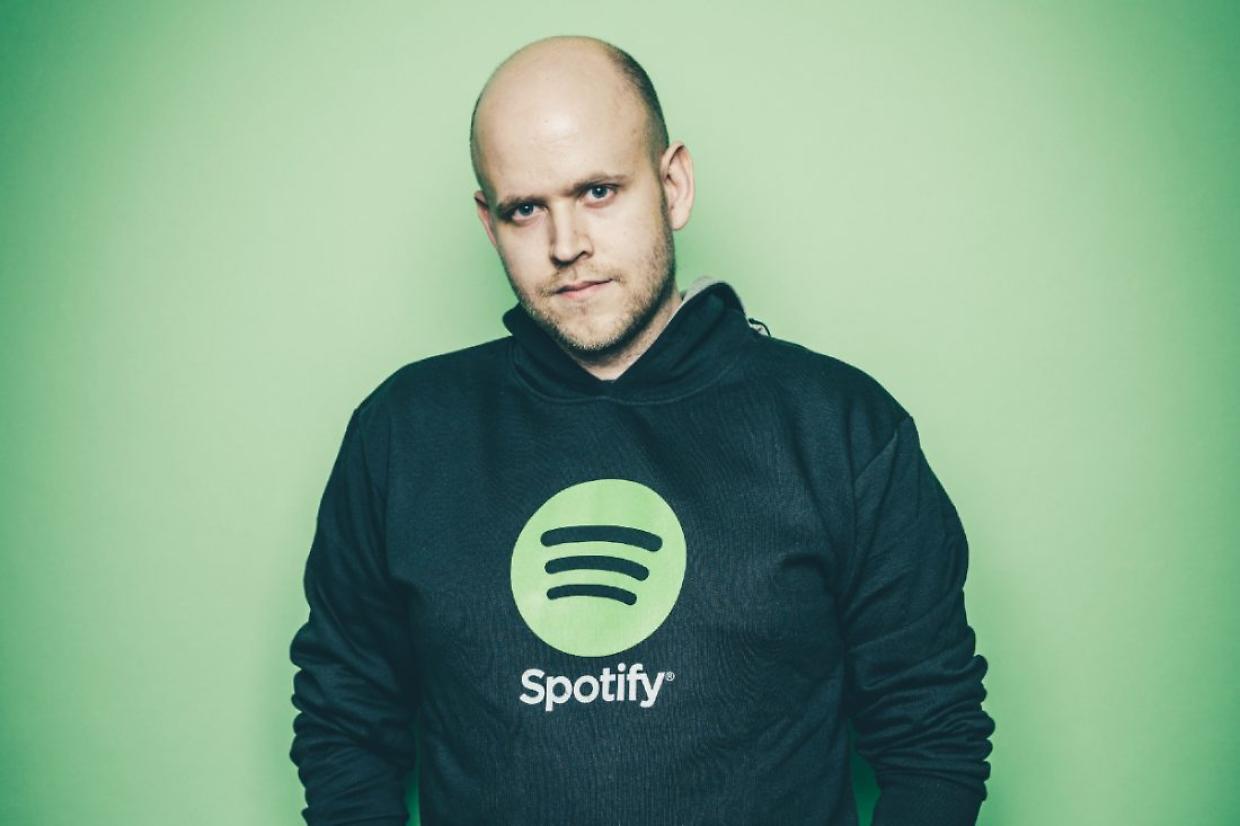 Il mondo della musica protesta contro la collaborazione Spotify-Helsing 