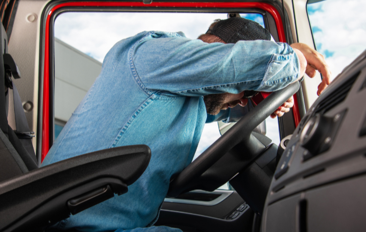 Camionista si suicida a 59 anni per lo stress: verso l'abbreviato i capi che lo vessavano