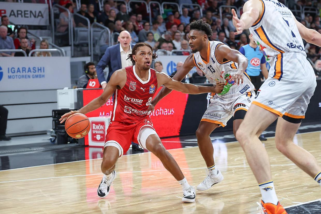 La guardia tiratrice MaCio Teague completa il roster della Reale Mutua